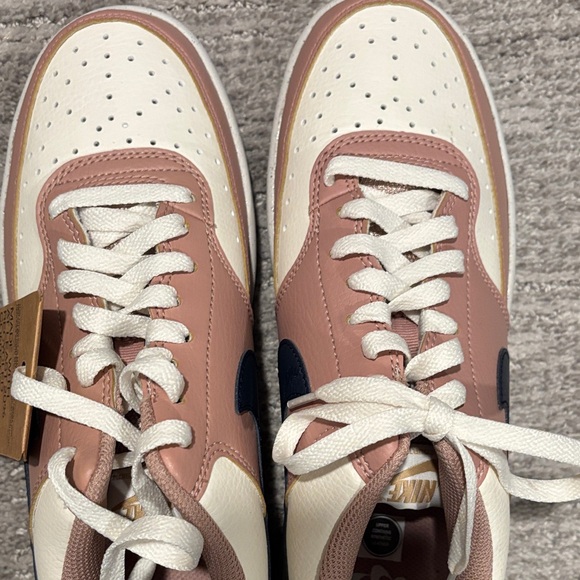 Nike Blush and Cream Sneakers with Navy Accent size 10.5 - Picture 5 of 9